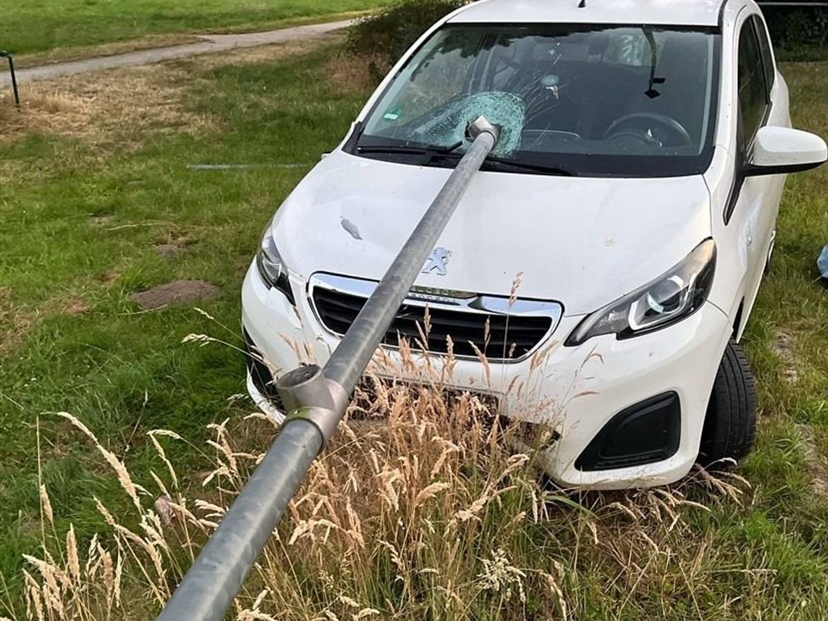 Riskantes Fahrmanöver eines Fahranfängers endet mit Unfall.