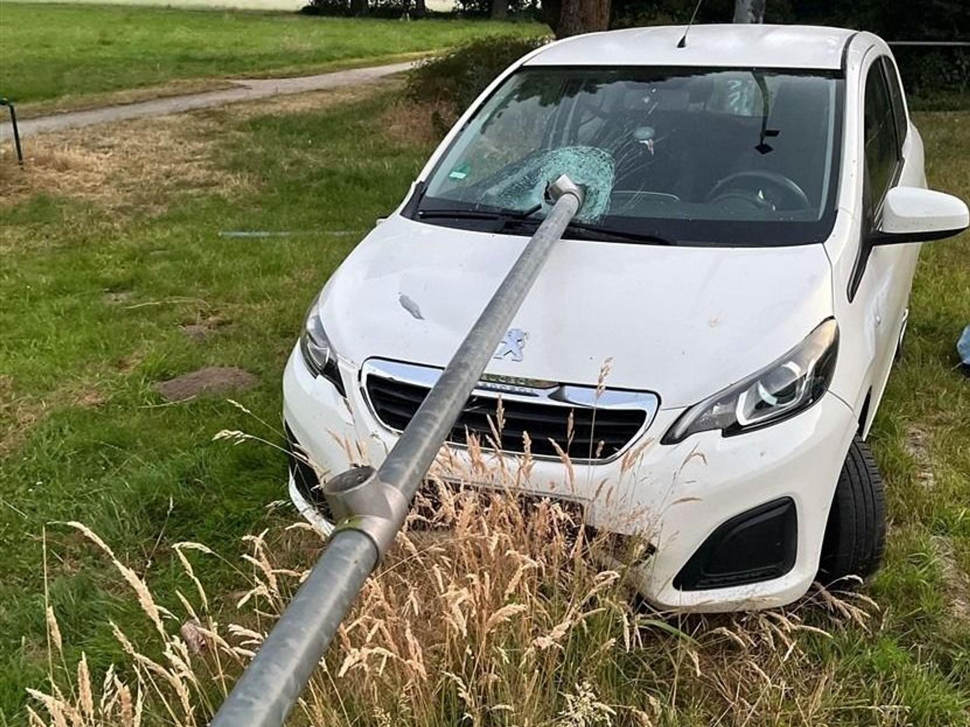 Riskantes Fahrmanöver eines Fahranfängers endet mit Unfall.