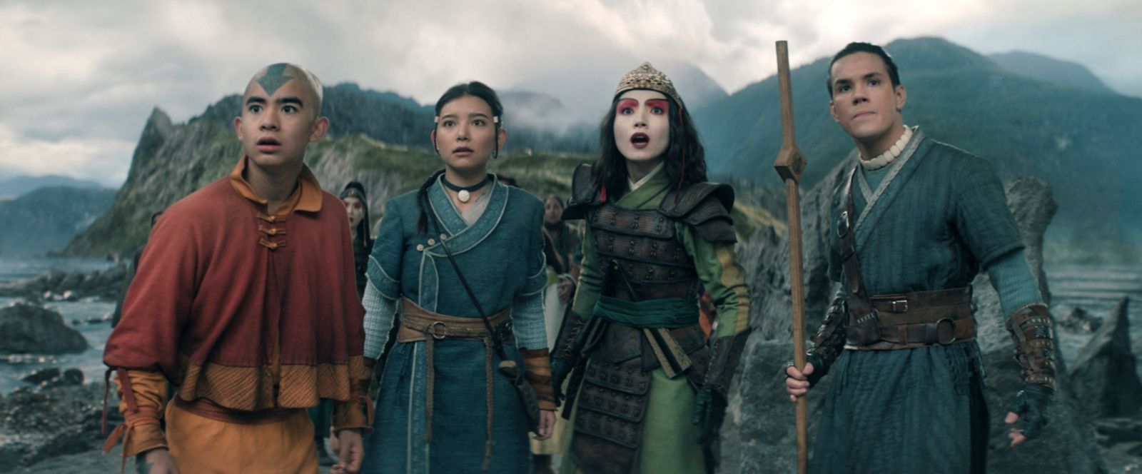 Vor Avatar Aang (Gordon Cormier, links) und seinen Freunden Katara (Kiawentiio, zweite von links), Suki (Maria Zhang) und Sokka (Ian Ousley) liegen schwere Aufgaben. (Bild: © 2026 Netflix)