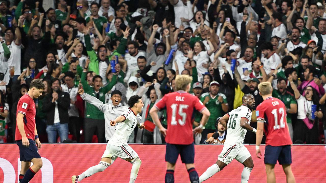 Die Mexiko-Spieler jubeln, Tschechiens Profis sind bedient.