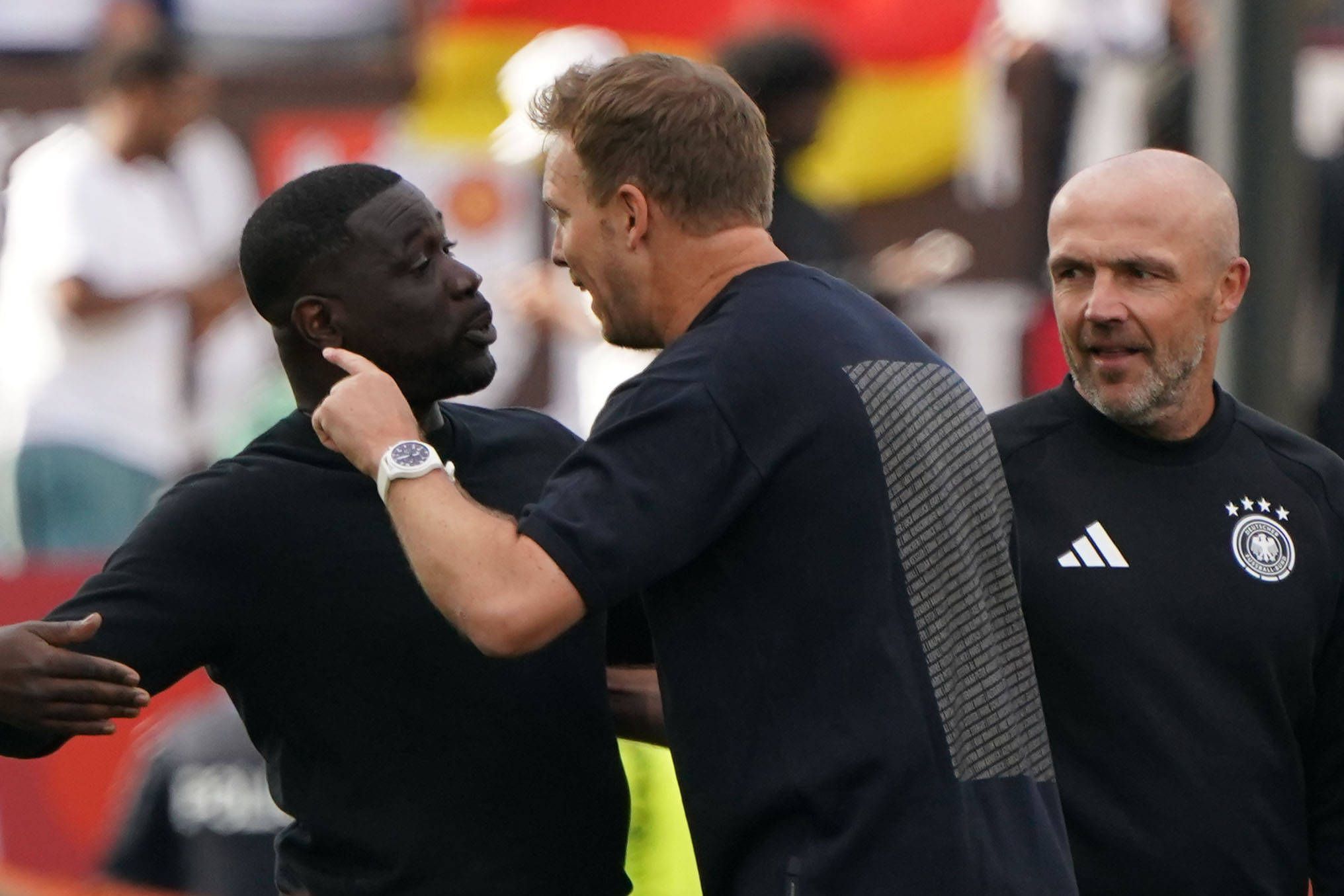 Elfenbeinküste-Trainer Emerse Faé und DFB-Coach Julian Nagelsmann diskutieren nach dem Spiel.