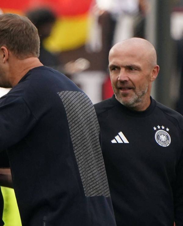 Elfenbeinküste-Trainer Emerse Faé und DFB-Coach Julian Nagelsmann diskutieren nach dem Spiel.
