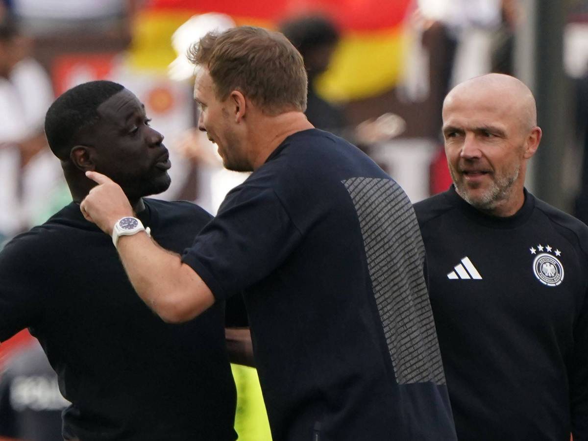 Elfenbeinküste-Trainer Emerse Faé und DFB-Coach Julian Nagelsmann diskutieren nach dem Spiel.