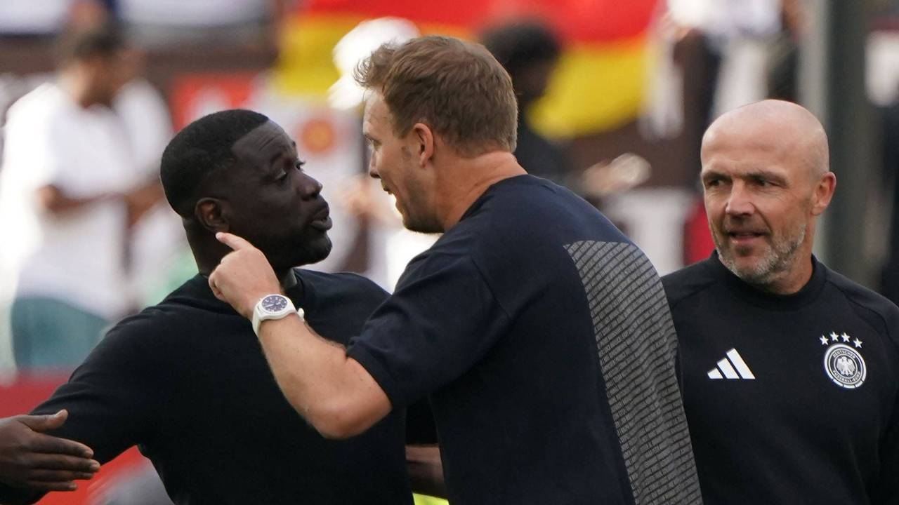 Elfenbeinküste-Trainer Emerse Faé und DFB-Coach Julian Nagelsmann diskutieren nach dem Spiel.