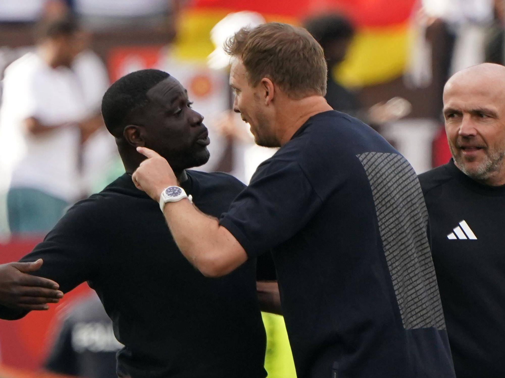 Emerse Faé und Julian Nagelsmann diskutieren im Zuge des WM-Duells auf dem Feld in Toronto.