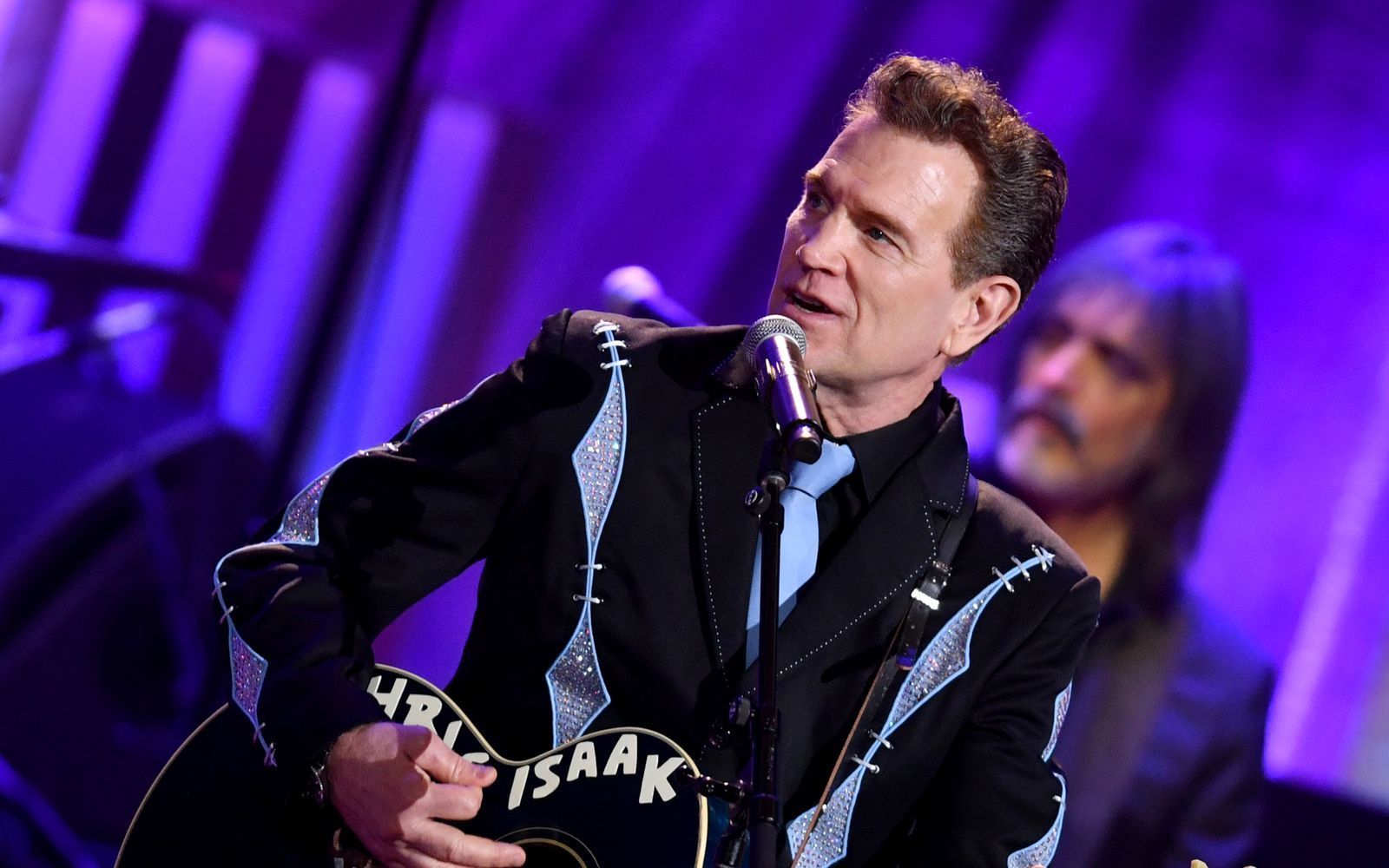 Chris Isaak feiert am 26. Juni seinen 70. Geburtstag. Anlass genug, um die Frage endgültig zu klären: Was lief wirklich zwischen ihm und der bildhübschen Frau in den berühmten Videoclip zu seinem Song „Wicked Game“.   (Bild: 2022 Getty Images/Jason Davis)