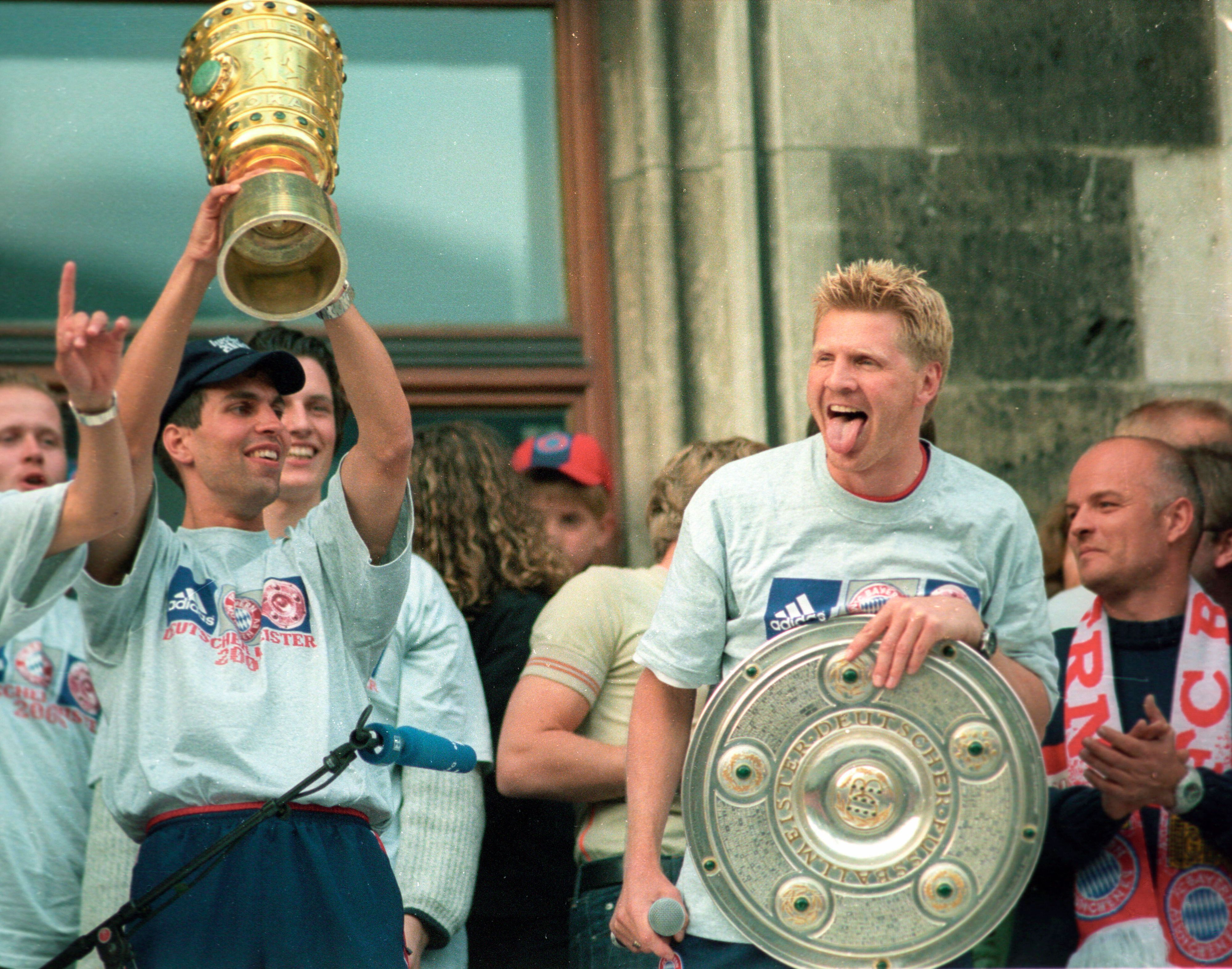 Markus Babbel und Stefan Effenberg feiern gemeinsam mit Pokal und Meisterschale das Double 2000 als Bayern-Stars auf dem Rathaus-Balkon auf dem Marienplatz in München.