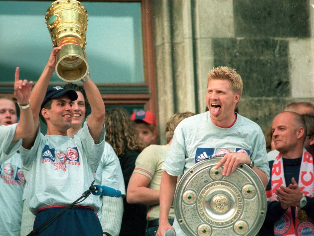 Markus Babbel und Stefan Effenberg feiern gemeinsam mit Pokal und Meisterschale das Double 2000 als Bayern-Stars auf dem Rathaus-Balkon auf dem Marienplatz in München.