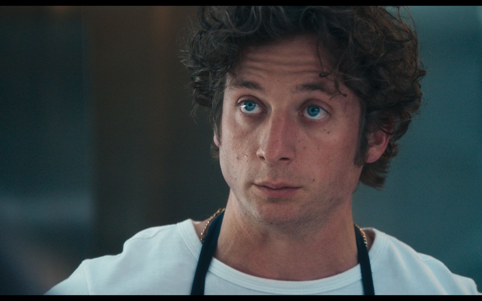 Auch wenn Jeremy Allen White, der zuletzt Bruce Springsteen im Biopic „Springsteen: Deliver Me From Nowhere“ spielte, durch die Serie „The Bear“ zum mehrfach Emmy-gekrönten Star-Schauspieler aufstieg: die wahre Stärke der mit Staffel fünf zu Ende gehenden Serie ist ihr grandioses Figuren und Schauspiel-Ensemble. (Bild: © 2022 Disney and its related entities)