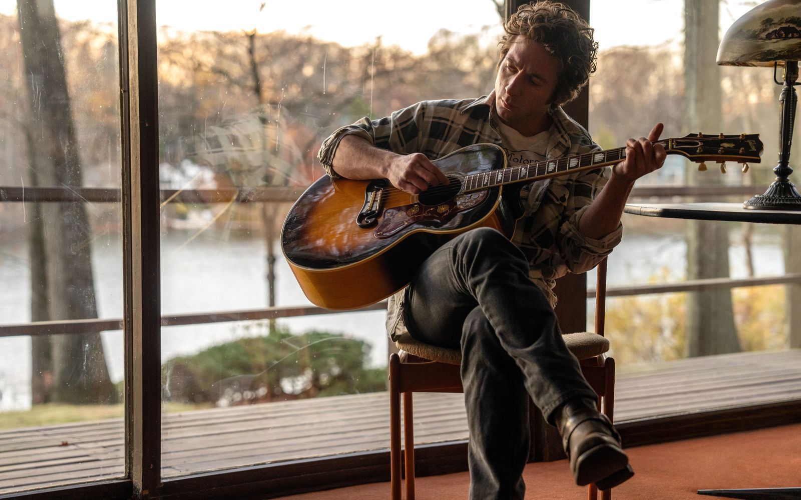 2025 war Jeremy Allen Whire in seiner vermutlich anspruchsvollsten Rolle zu sehen: In „Springsteen: Deliver Me From Nowhere“ spielte er die Rocklegende Bruce Springsteen. (Bild: 20th Century Studios/Disney)