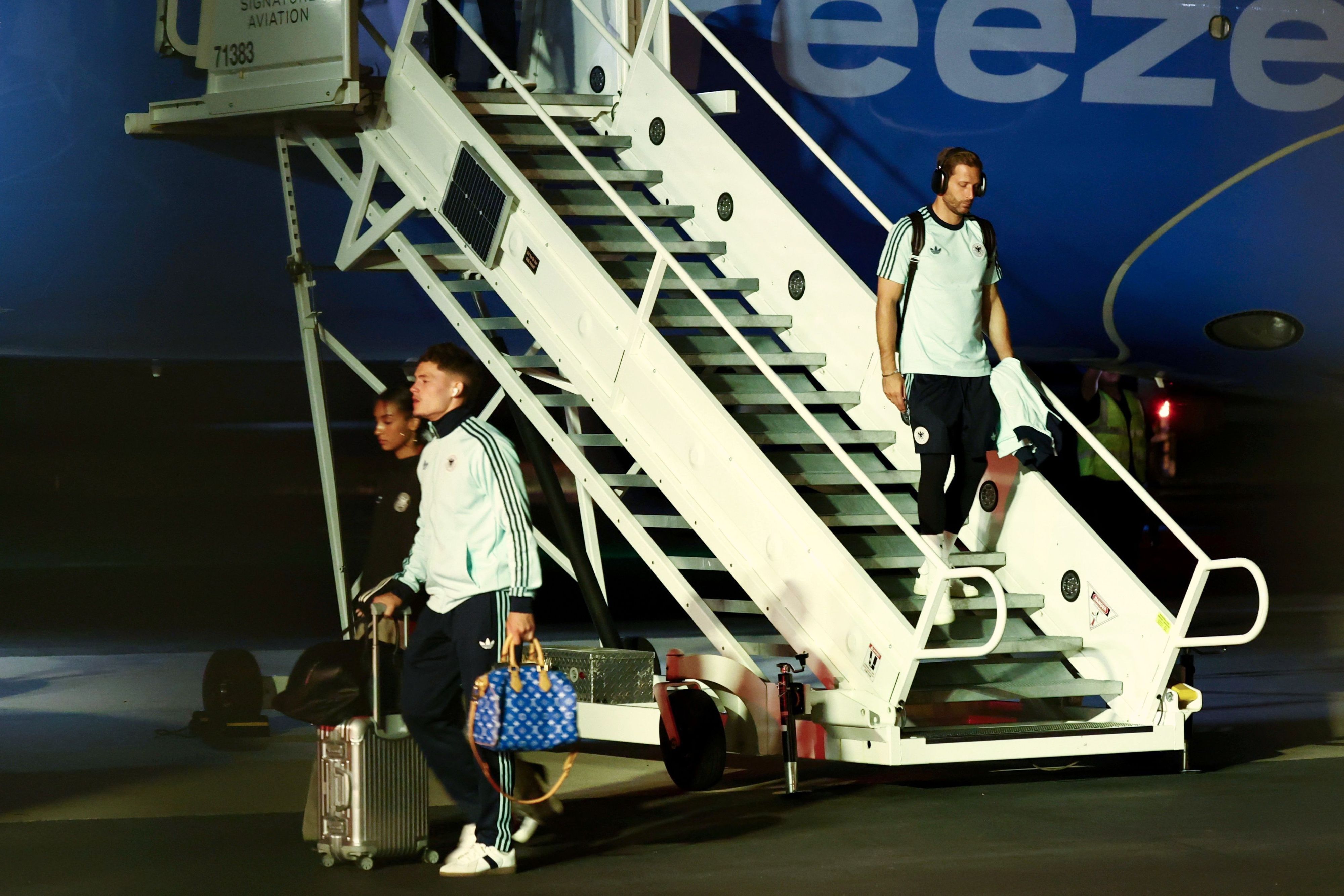 Florian Wirtz mit Freundin Aaliyah und Torhüter Oliver Baumann am Flughafen.