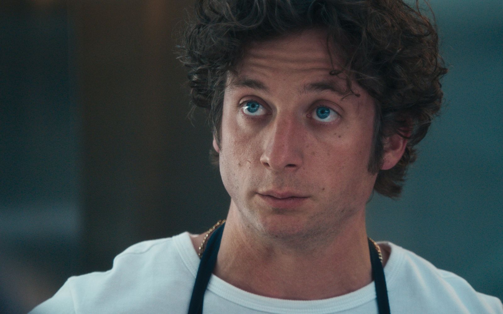 Schafft es das Restaurant „The Bear“ in der gleichnamigen Serie mithilfe des brillanten Kochs Carmen „Carmy“ Berzatto aus der Krise? Für die Hauptrolle in dem Serienhit wurde Jeremy Allen White mit mehreren Emmys und Golden Globes ausgezeichnet. (Bild: Disney+)