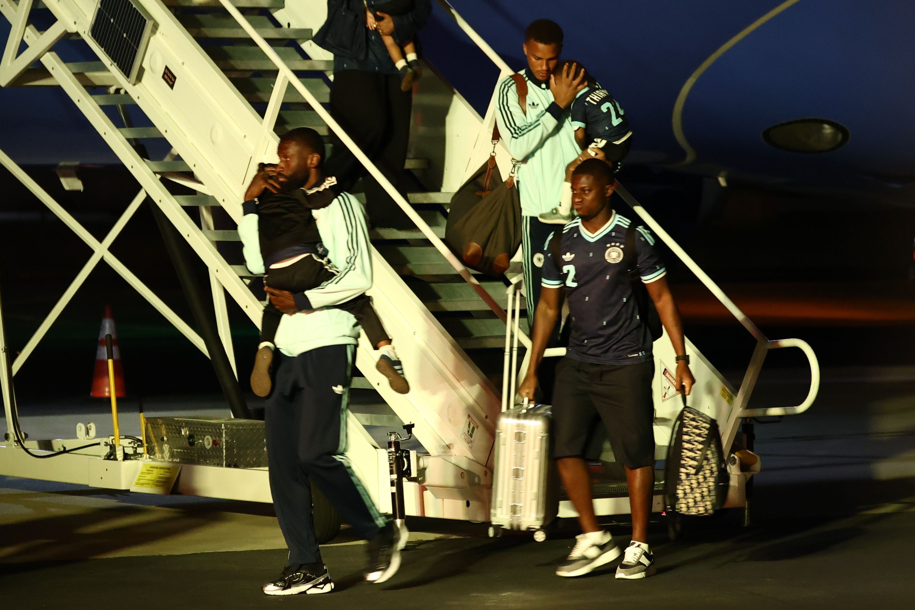 Malick Thiaw und Antonio Rüdiger verlassen das Flugzeug.
