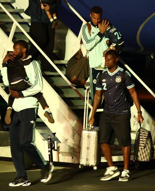 Malick Thiaw und Antonio Rüdiger verlassen das Flugzeug.