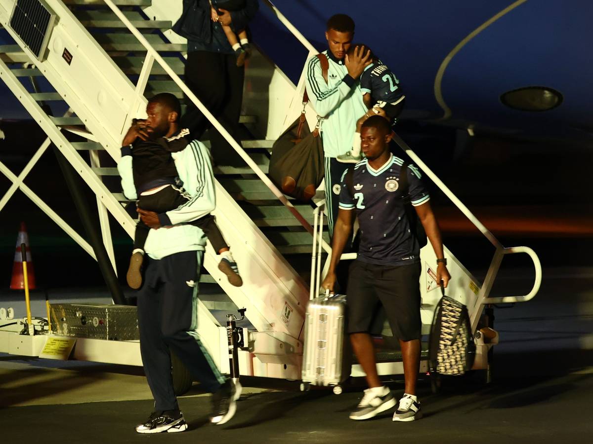 Malick Thiaw und Antonio Rüdiger verlassen das Flugzeug.