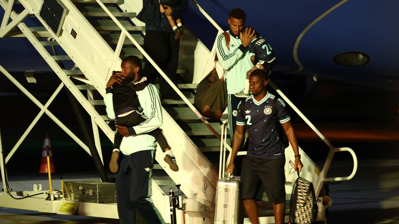 Malick Thiaw und Antonio Rüdiger verlassen das Flugzeug.