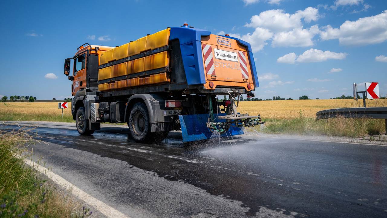 Mit einem Winterdienst-Fahrzeug wird die Straße L2038 zwischen Lengefeld und der B247 im Unstrut-Hainich-Kreis bewässert, um diese zu kühlen.