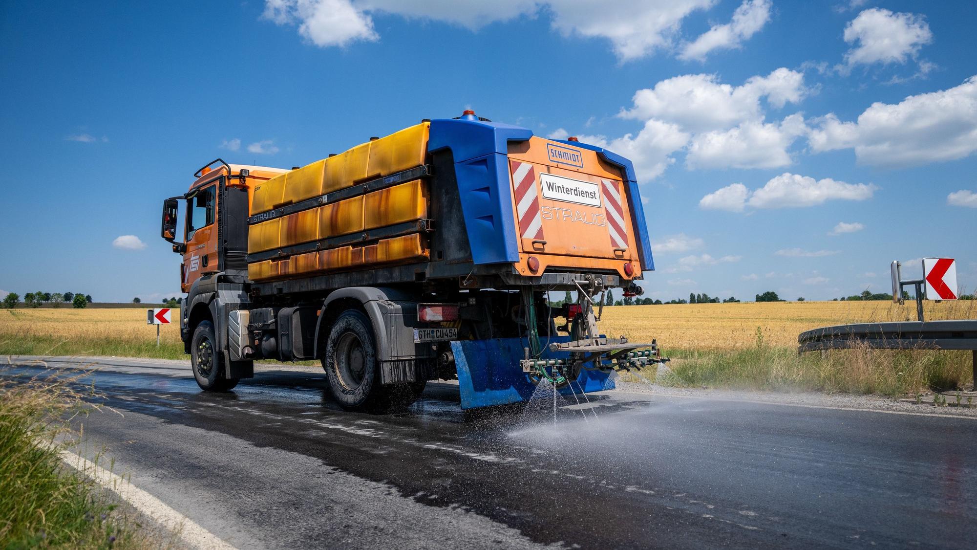 Mit einem Winterdienst-Fahrzeug wird die Straße L2038 zwischen Lengefeld und der B247 im Unstrut-Hainich-Kreis bewässert, um diese zu kühlen.