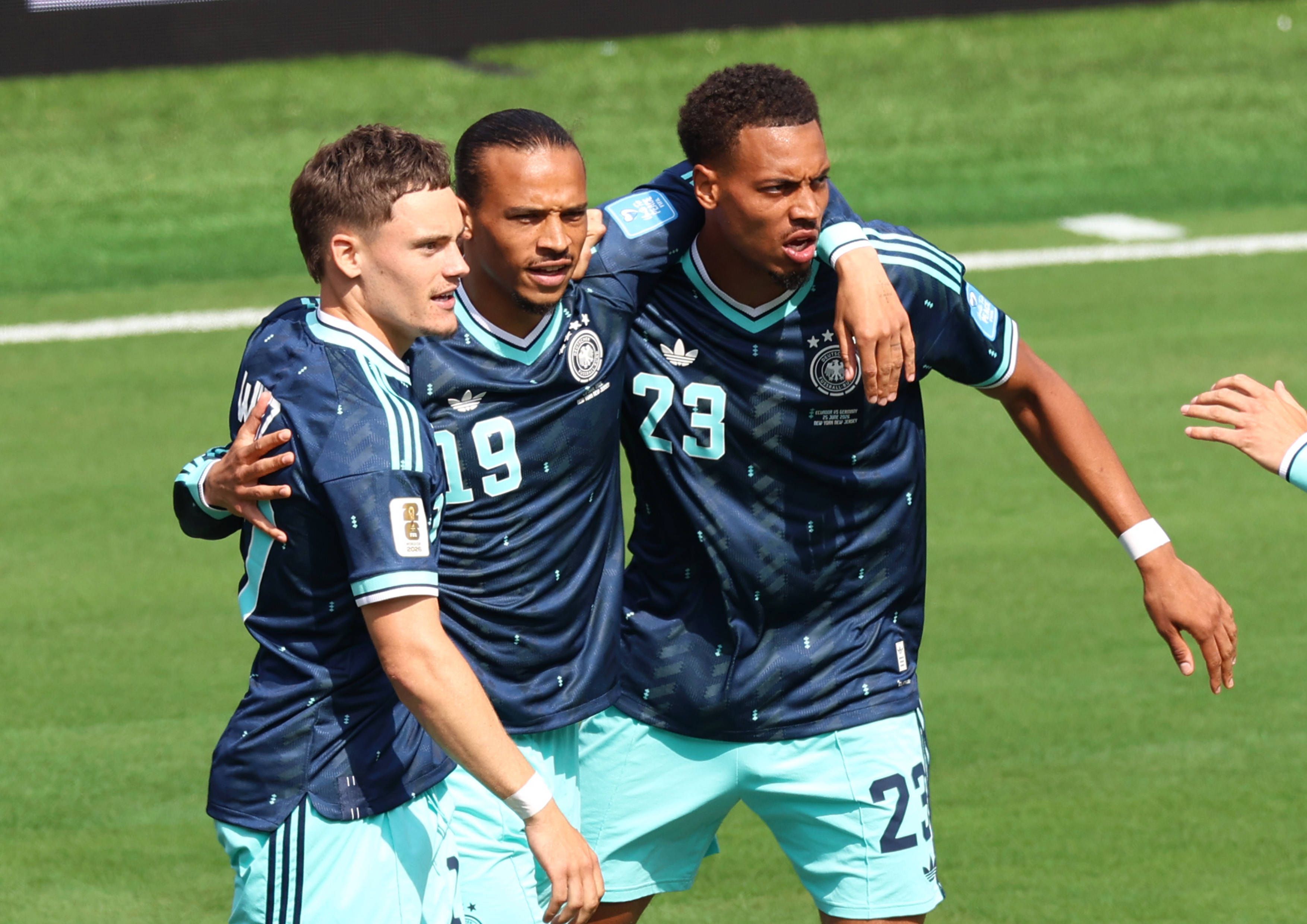 Florian Wirtz, Leroy Sané und Felix Nmecha jubeln über ein Tor.