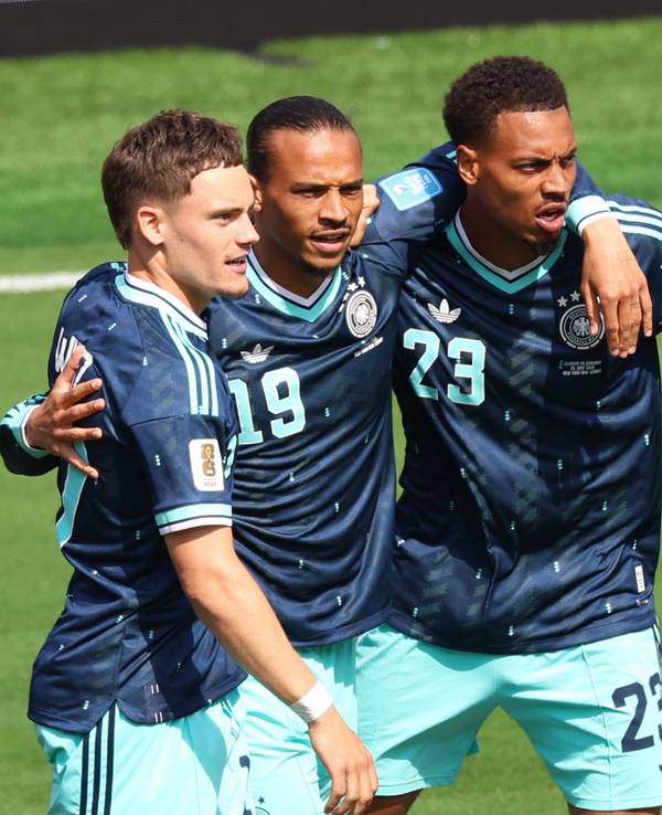 Florian Wirtz, Leroy Sané und Felix Nmecha jubeln über ein Tor.