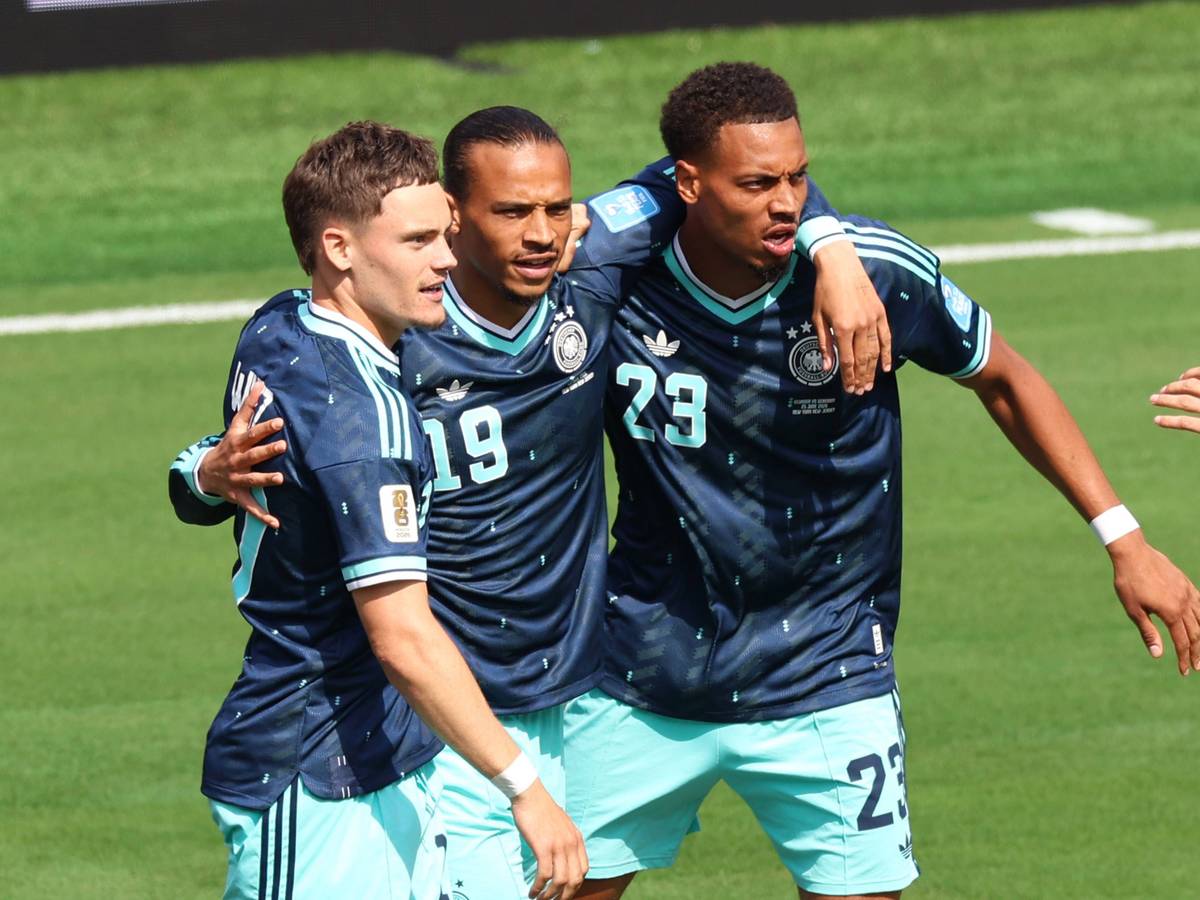 Florian Wirtz, Leroy Sané und Felix Nmecha jubeln über ein Tor.