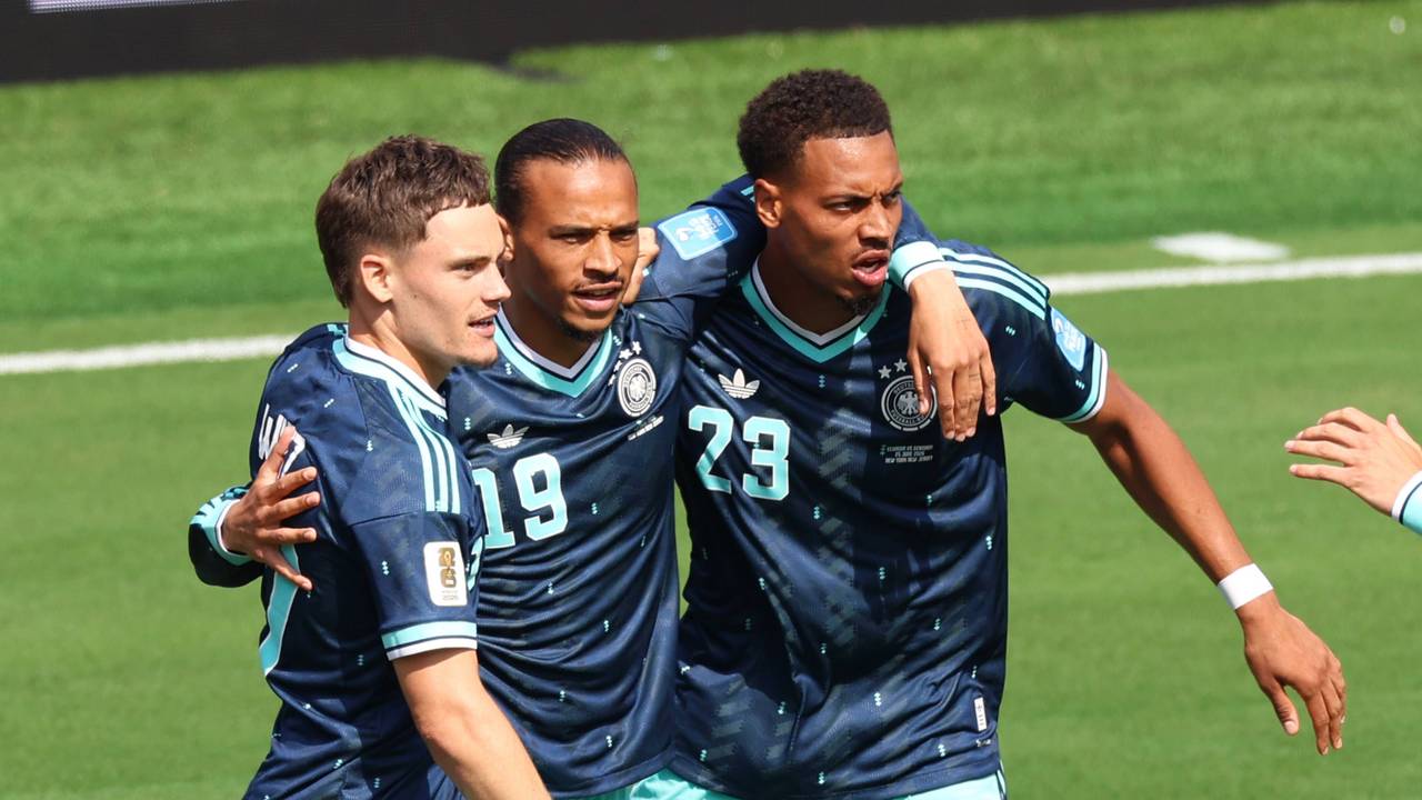 Florian Wirtz, Leroy Sané und Felix Nmecha jubeln über ein Tor.