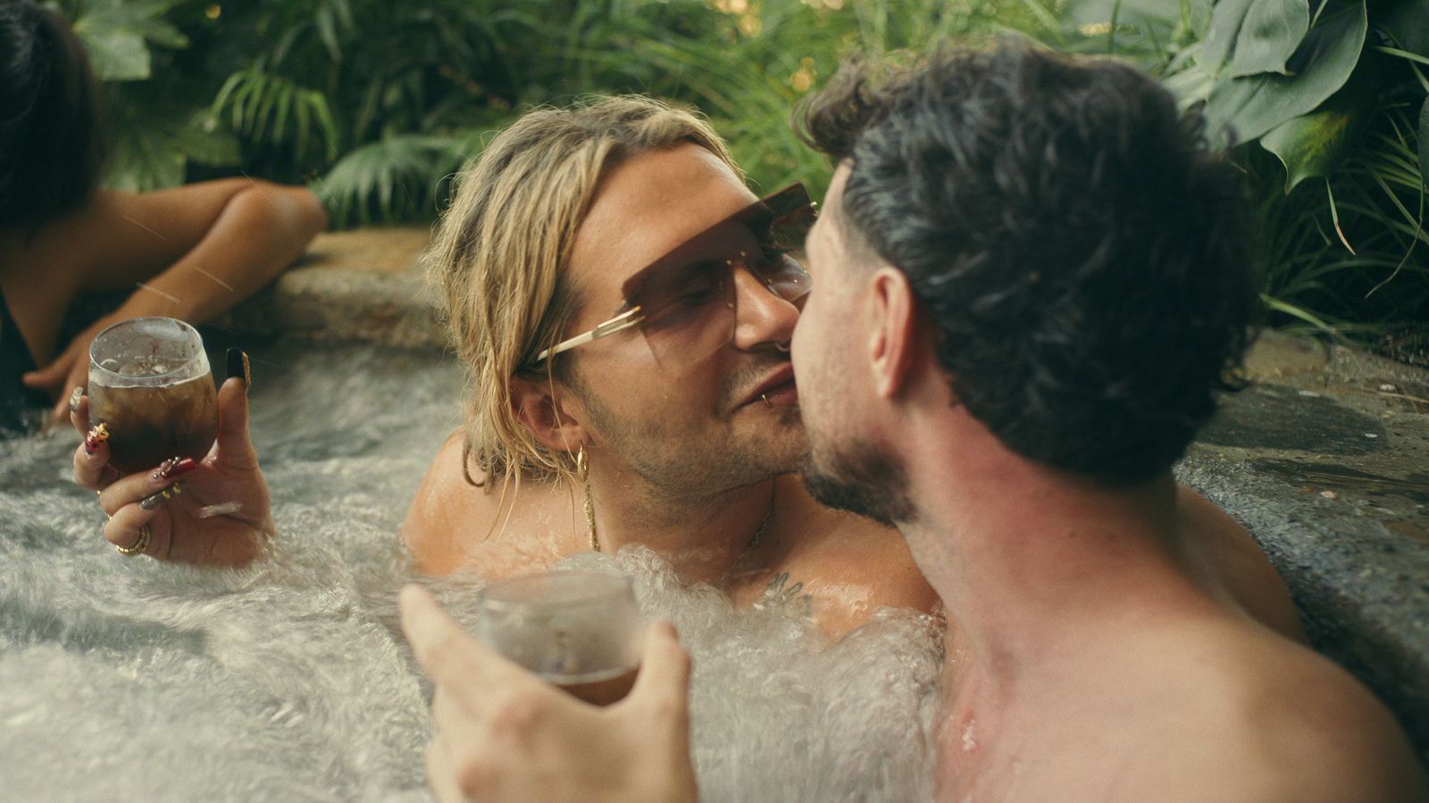 Der Flirt zwischen Bill Kaulitz (links) und Jannik Kontalis schlug hohe Wellen. (Bild: Netflix)