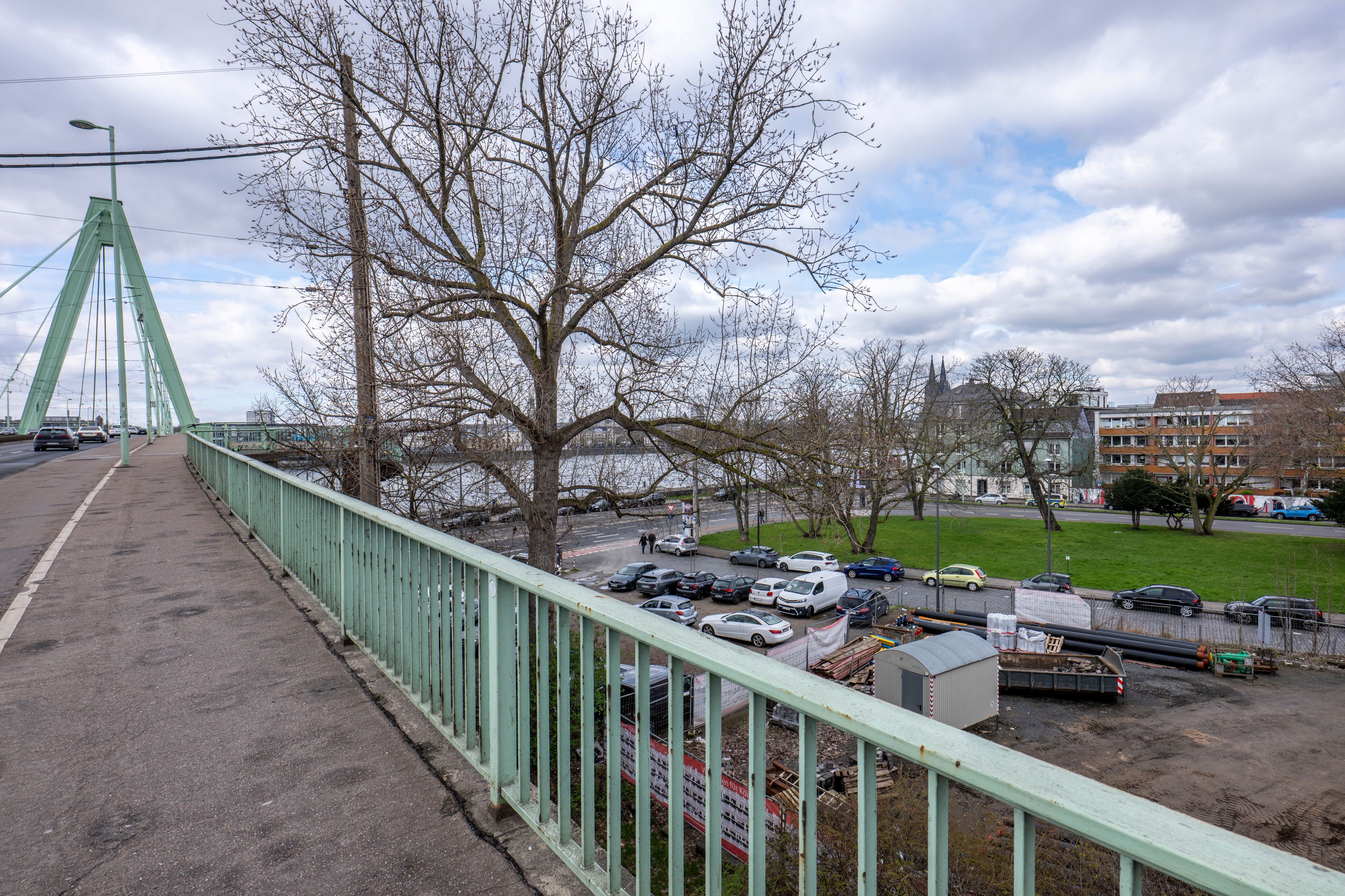 Das Gelände an der Severinsbrücke. Hier soll ein Hotel- und Bürogebäude entstehen.