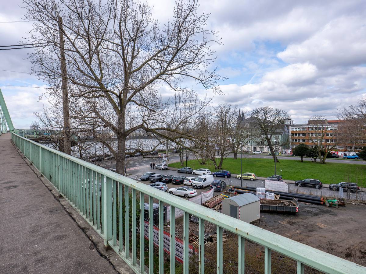Das Gelände an der Severinsbrücke. Hier soll ein Hotel- und Bürogebäude entstehen.