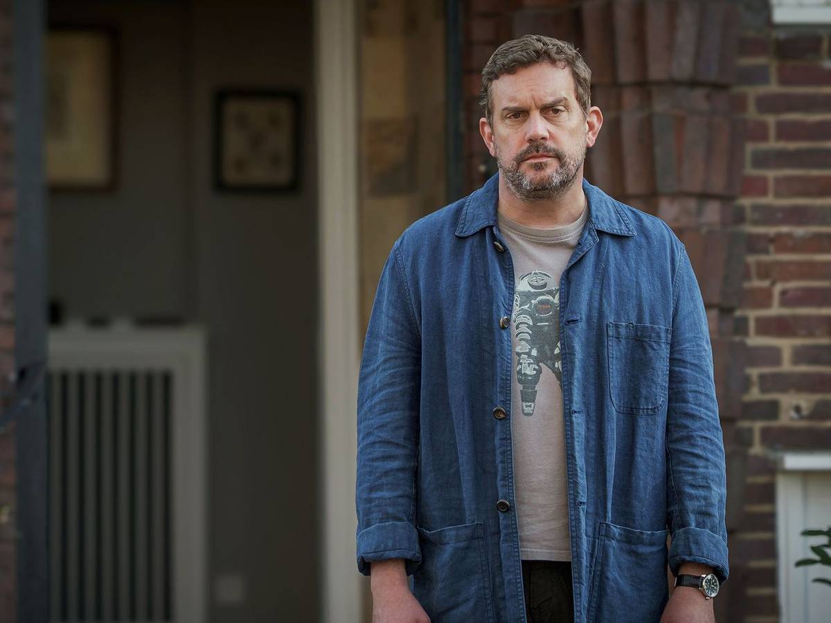 Sebastian Bezzel verkörpert Hannes, einen Familienvater, der in „Die Ältern“ in eine ordentliche Krise abrutscht. (Bild: Leonine / Constantin Film Distribution / Gordon A. Timpen)