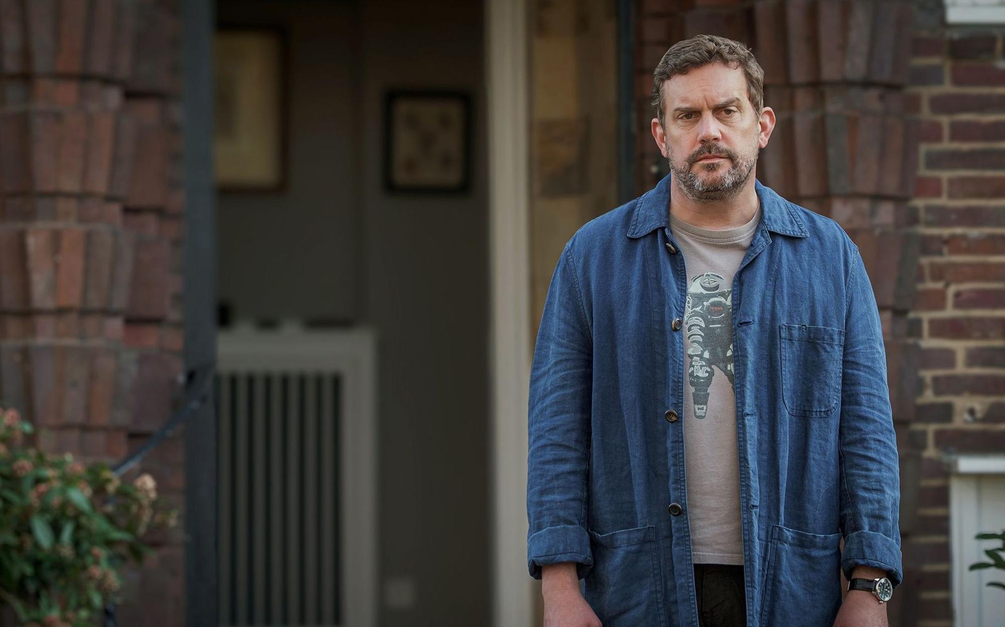 Sebastian Bezzel verkörpert Hannes, einen Familienvater, der in „Die Ältern“ in eine ordentliche Krise abrutscht. (Bild: Leonine / Constantin Film Distribution / Gordon A. Timpen)