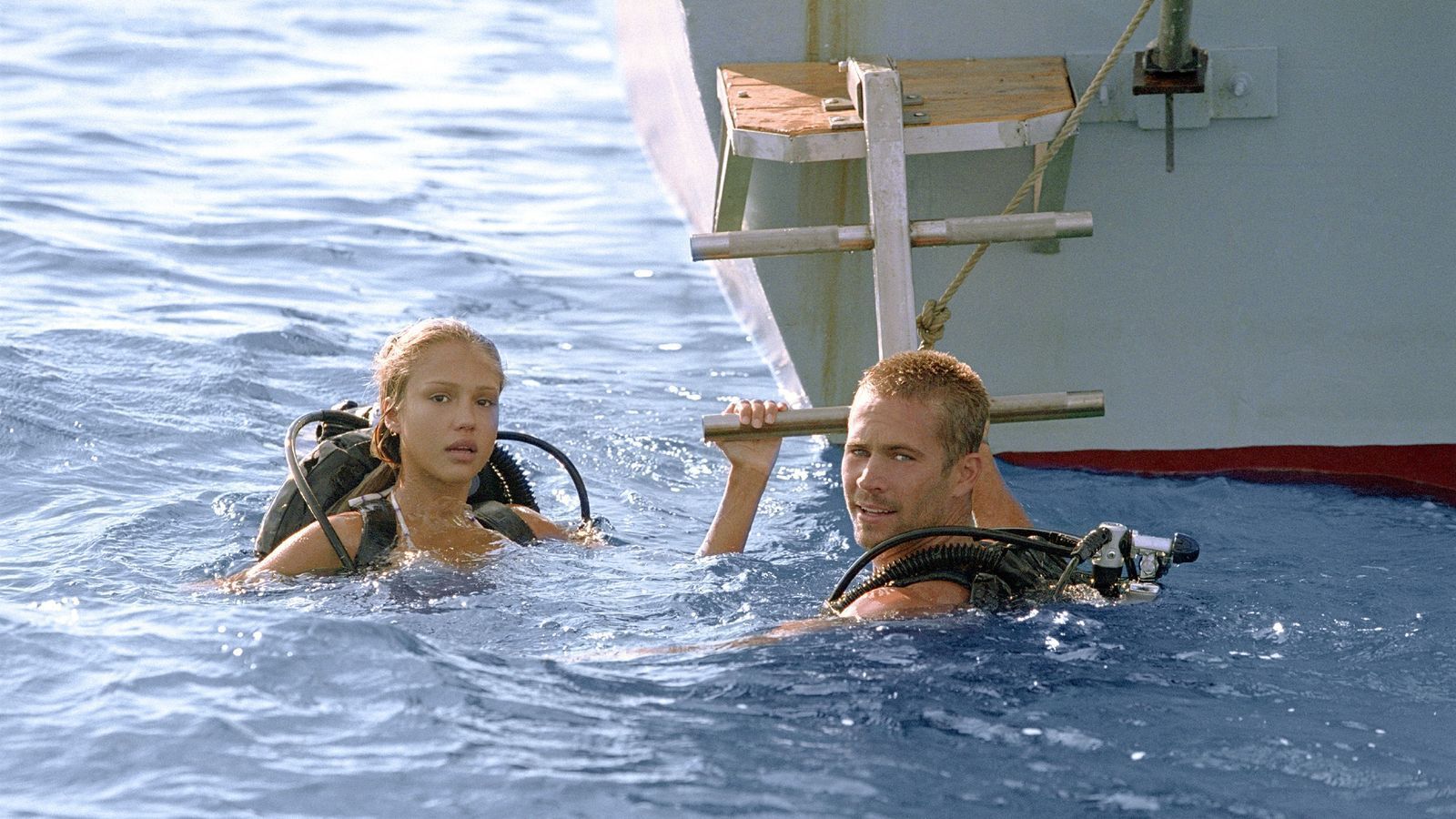 Bei der Schatzsuche finden Jared (Paul Walker) und Sam (Jessica Alba) nicht nur ein wertvolles Schiffswrack, sondern auch ein abgestürztes Drogenflugzeug.  (Bild: RTL / © 2005 METRO-GOLDWYN-MAYER PICTURES INC. AND COLUMBIA PICTURES INDUSTRIES, INC.. All Rights Reserved)