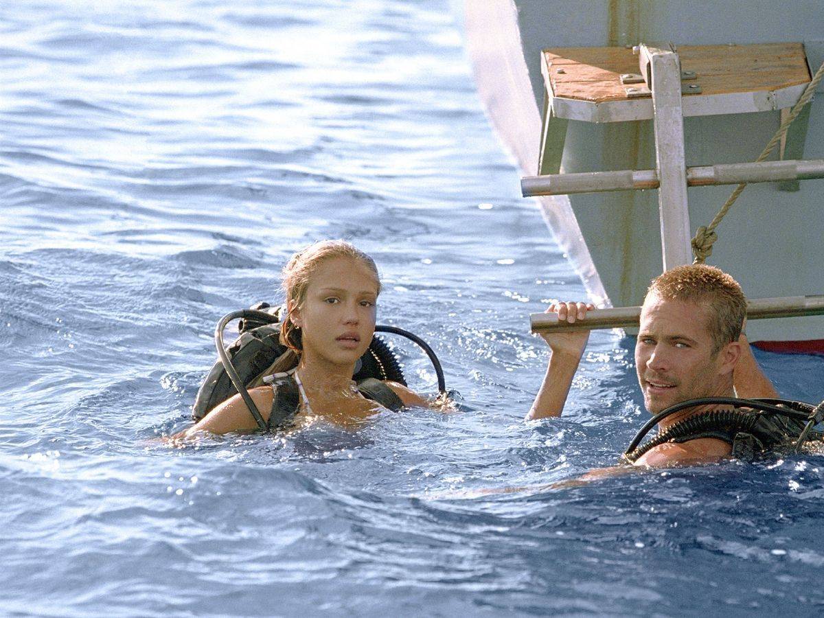 Bei der Schatzsuche finden Jared (Paul Walker) und Sam (Jessica Alba) nicht nur ein wertvolles Schiffswrack, sondern auch ein abgestürztes Drogenflugzeug. (Bild: RTL / © 2005 METRO-GOLDWYN-MAYER PICTURES INC. AND COLUMBIA PICTURES INDUSTRIES, INC.. All Rights Reserved)