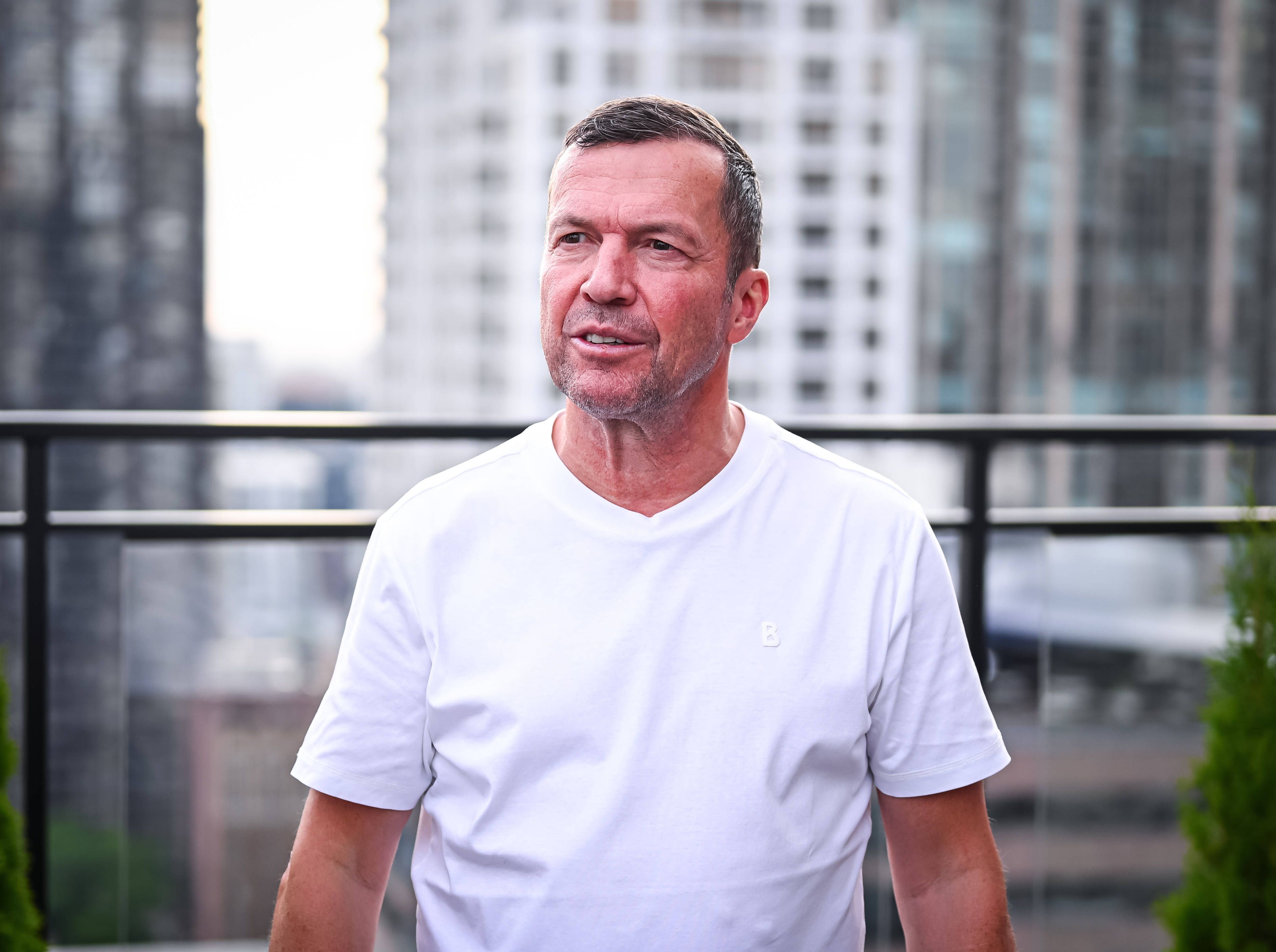 Lothar Matthäus vor einem Geländer.