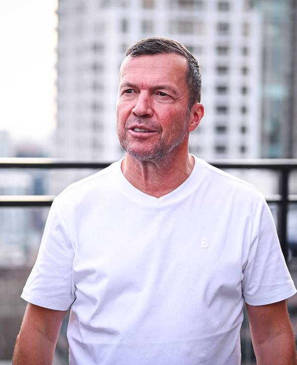 Lothar Matthäus vor einem Geländer.