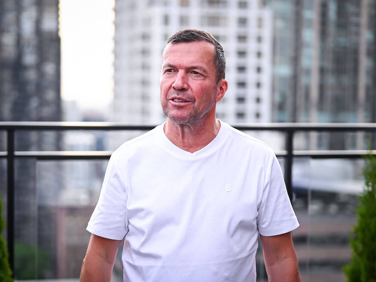 Lothar Matthäus vor einem Geländer.