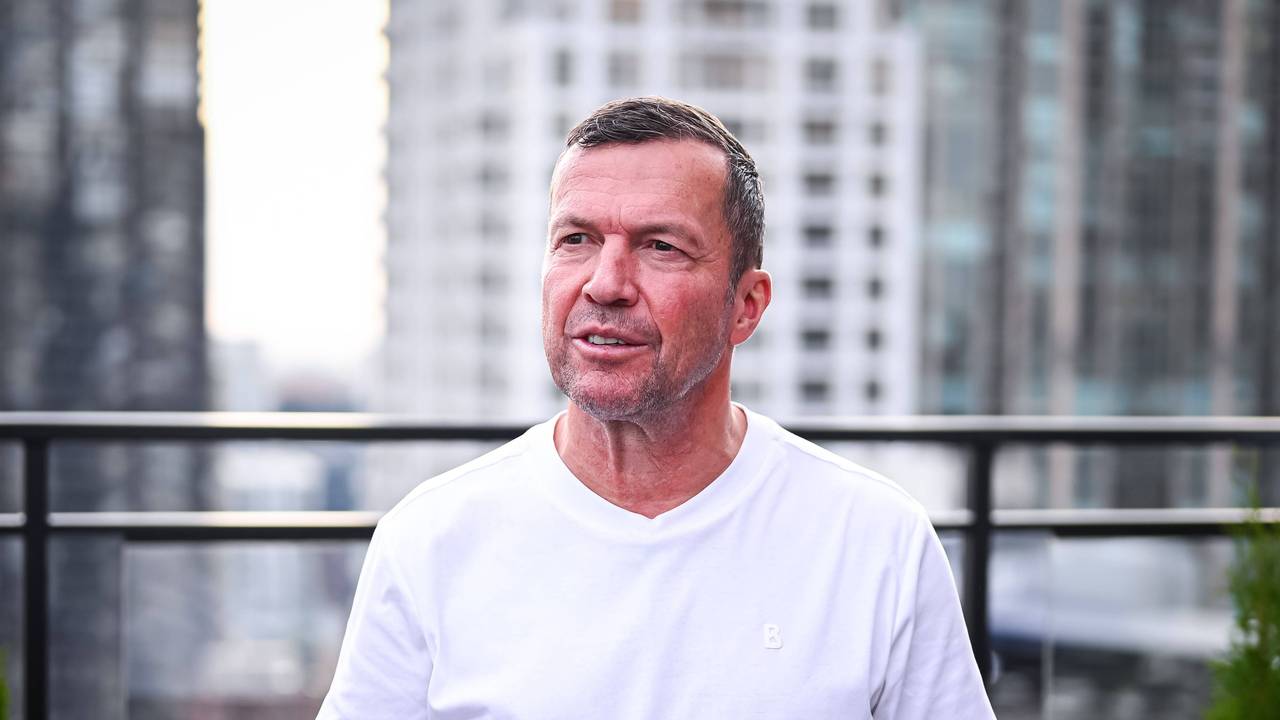 Lothar Matthäus vor einem Geländer.