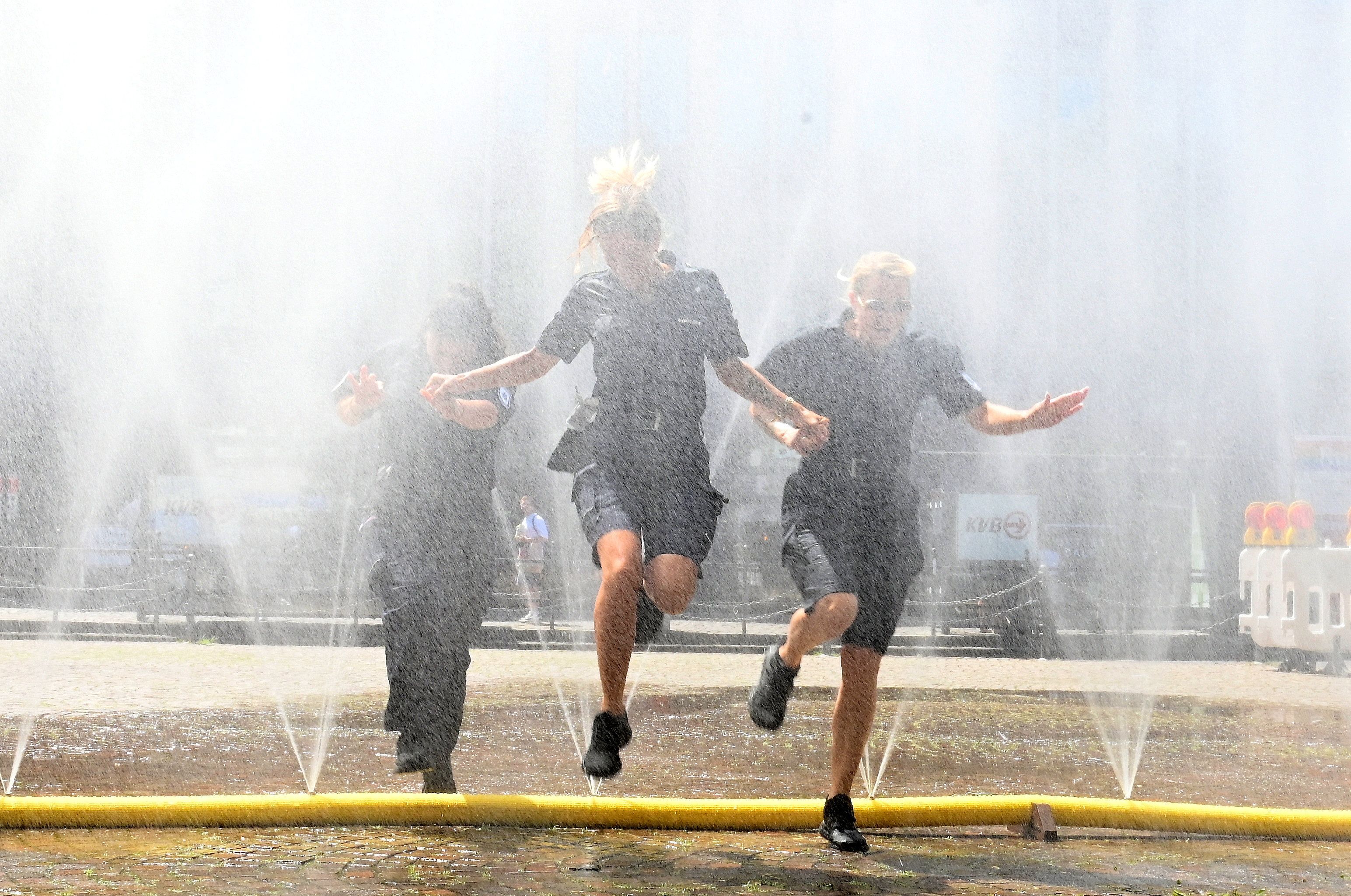 Beim Projekt „Cooling Cologne“ will die Stadt Köln erneut an Kölner Hotspots erfrischen, indem ein Wassernebel gegen die Sommerhitze eingesetzt wird. Rudolfplatz. Sogar Mitarbeiterinnen vom Ordnungsamt suchten auf Streife eine Abkühlung.