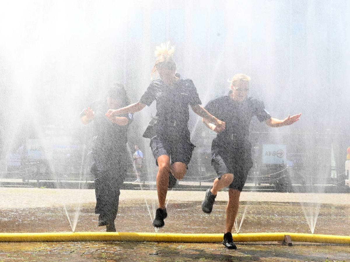 Beim Projekt „Cooling Cologne“ will die Stadt Köln erneut an Kölner Hotspots erfrischen, indem ein Wassernebel gegen die Sommerhitze eingesetzt wird. Rudolfplatz. Sogar Mitarbeiterinnen vom Ordnungsamt suchten auf Streife eine Abkühlung.