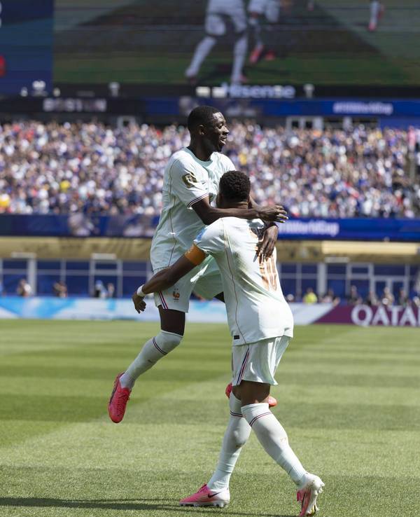 Ousmane Dembélé jubelt nach einem Tor.