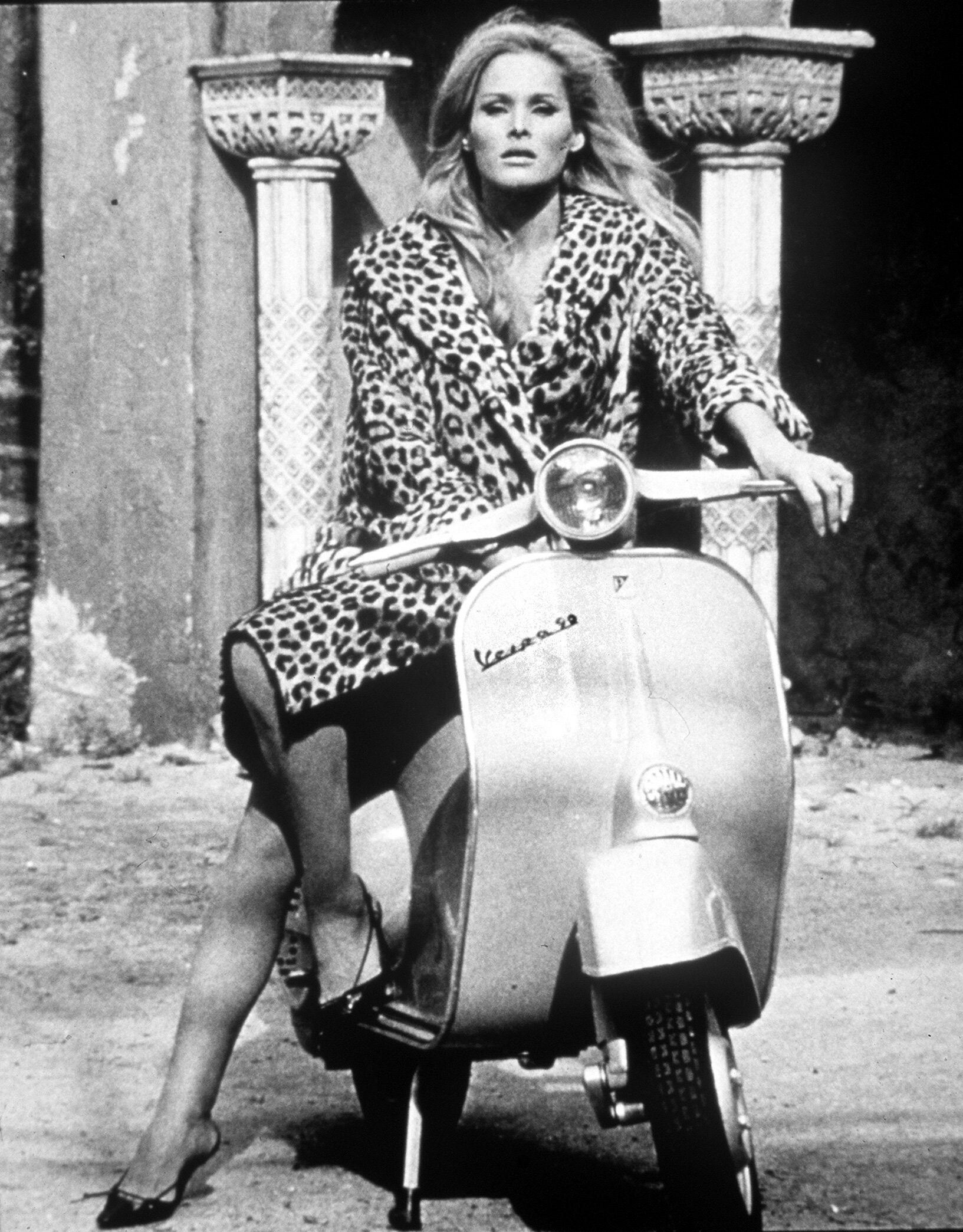 Eine Frau auf der Vespa