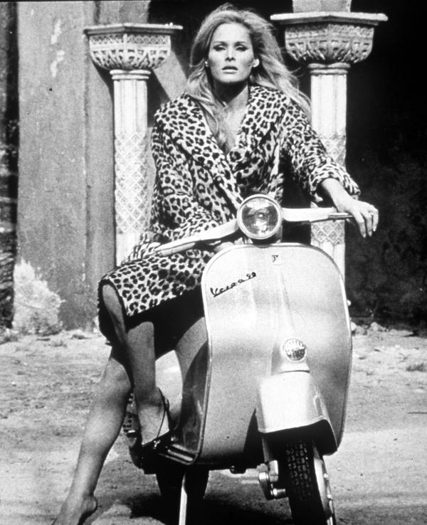 Eine Frau auf der Vespa