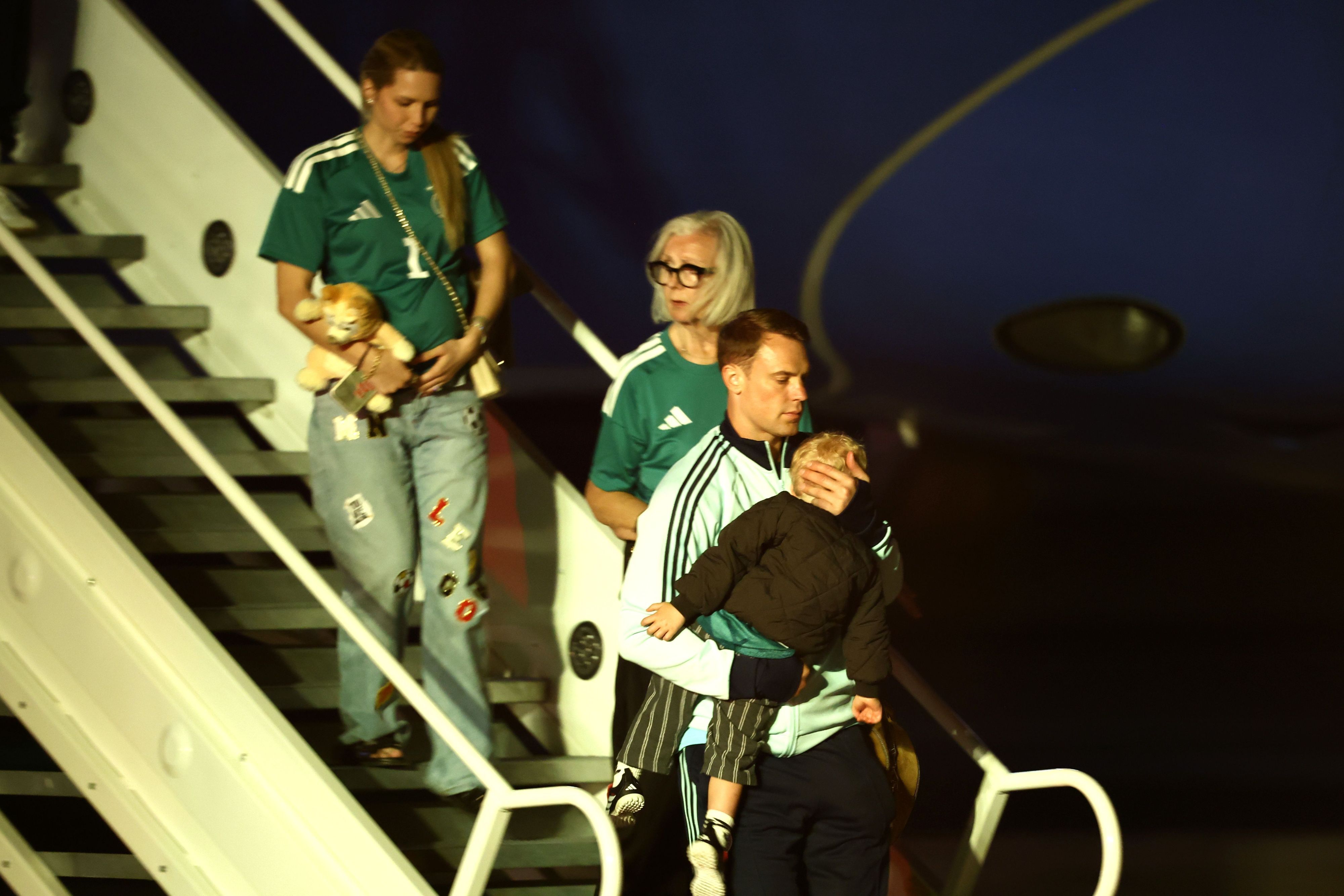 Manuel Neuer mit Familie beim Verlassen des Flugzeugs.