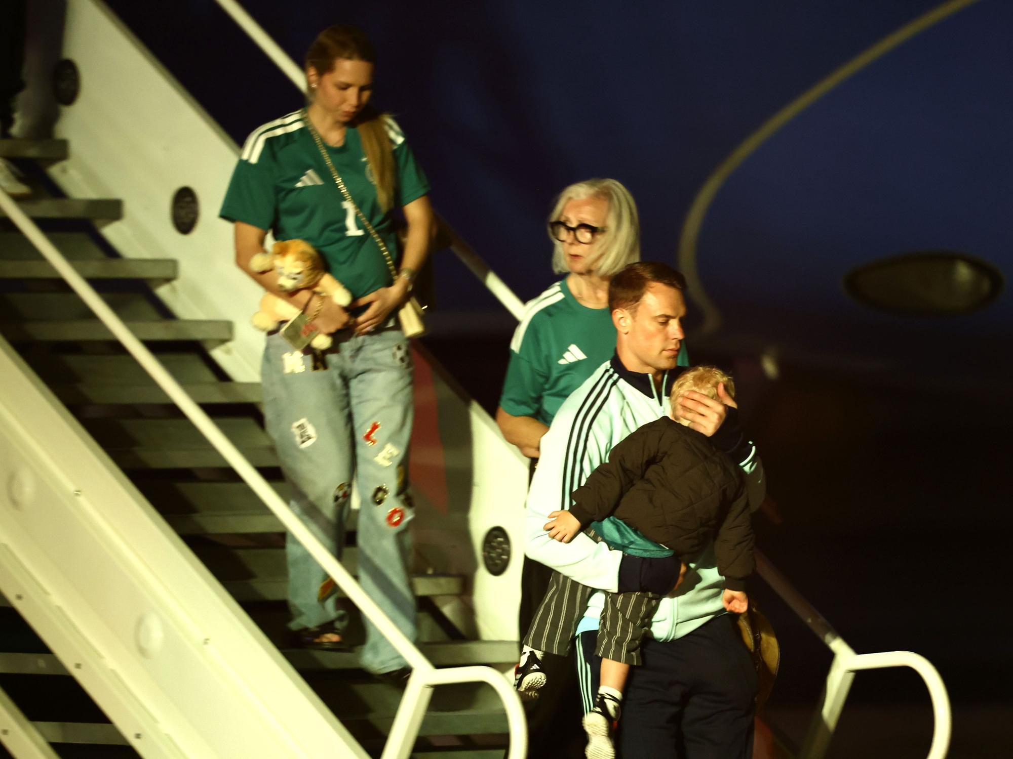 Manuel Neuer mit Familie beim Verlassen des Flugzeugs.