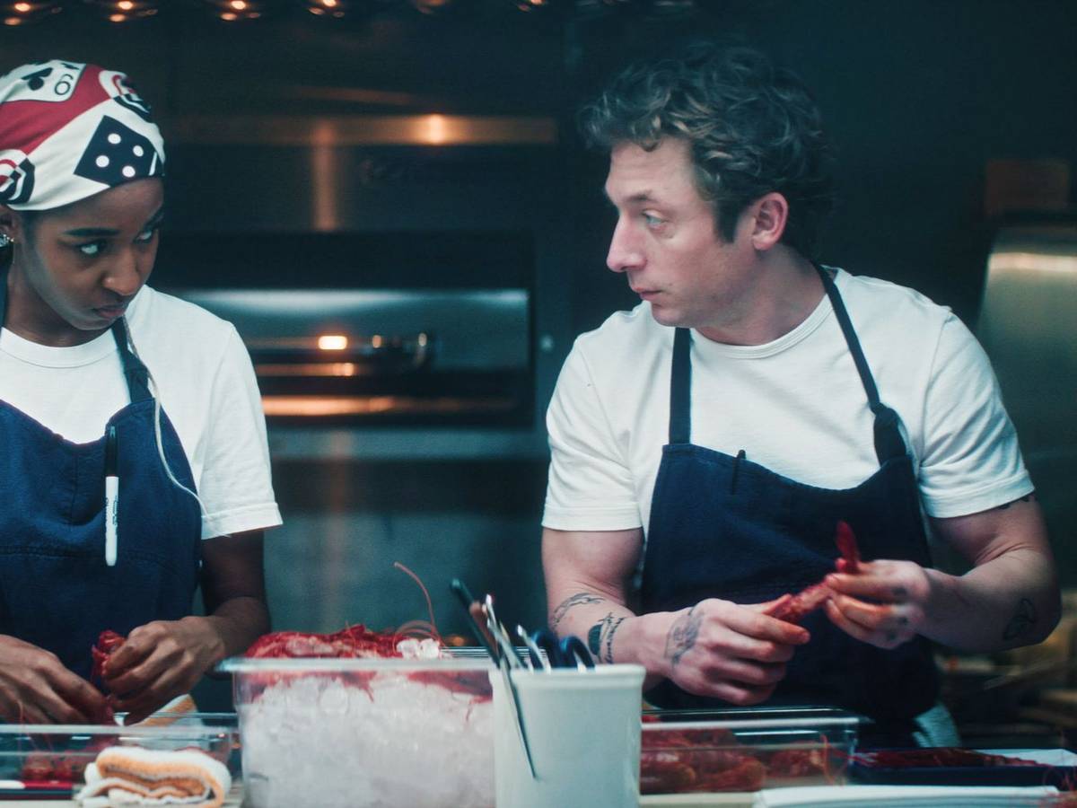 Müssen Sydney (Ayo Edebiri) und Carmy (Jeremy Allen White) ihr Restaurant in Chicago dicht machen? Die Antwort auf diese Frage bringt wohl die fünfte und finale Staffel der mit Preisen überhäuften US-Serie „The Bear“. (Bild: Copyright, 2026, FX. All rights reserved.)