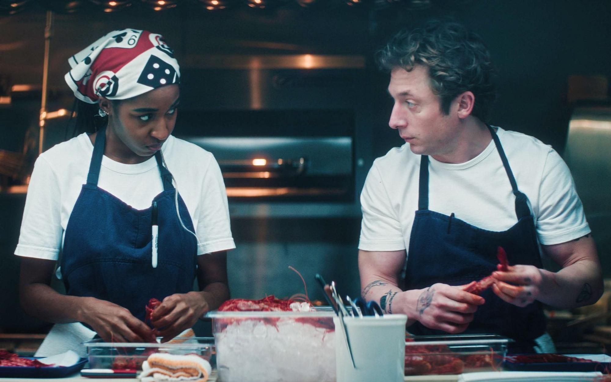 Müssen Sydney (Ayo Edebiri) und Carmy (Jeremy Allen White) ihr Restaurant in Chicago dicht machen? Die Antwort auf diese Frage bringt wohl die fünfte und finale Staffel der mit Preisen überhäuften US-Serie „The Bear“. (Bild: Copyright, 2026, FX. All rights reserved.)