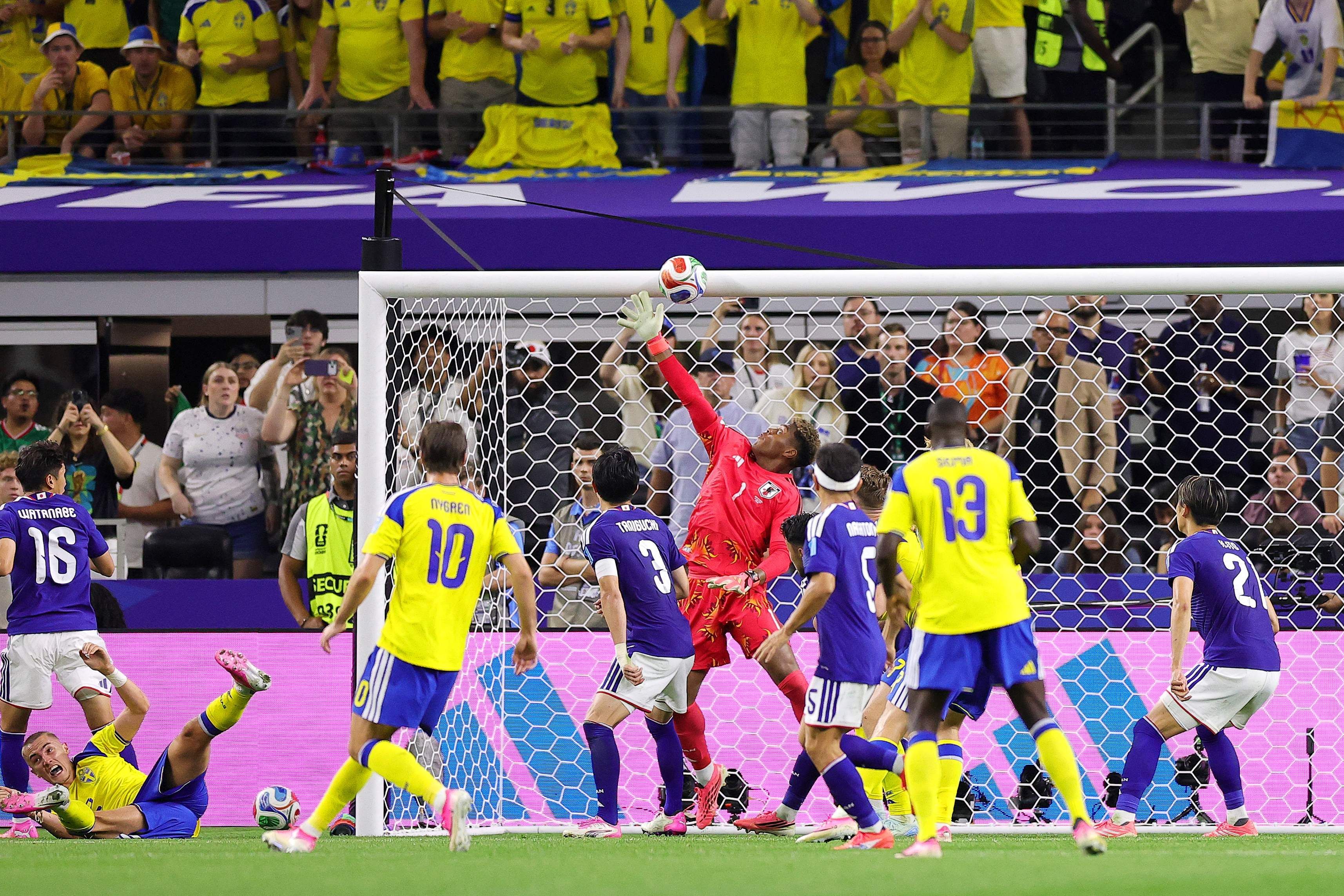 Spielszene im WM-Duell Japan - Schweden.