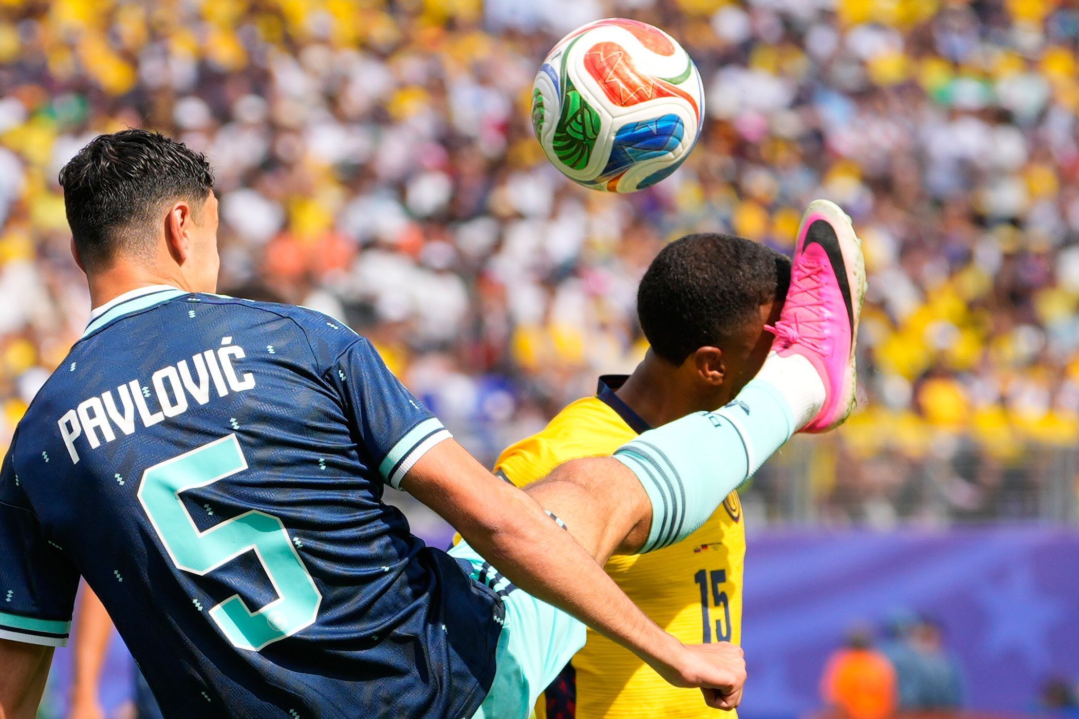 Zweikampf zwischen Aleksandar Pavlovic und Pedro Vite.