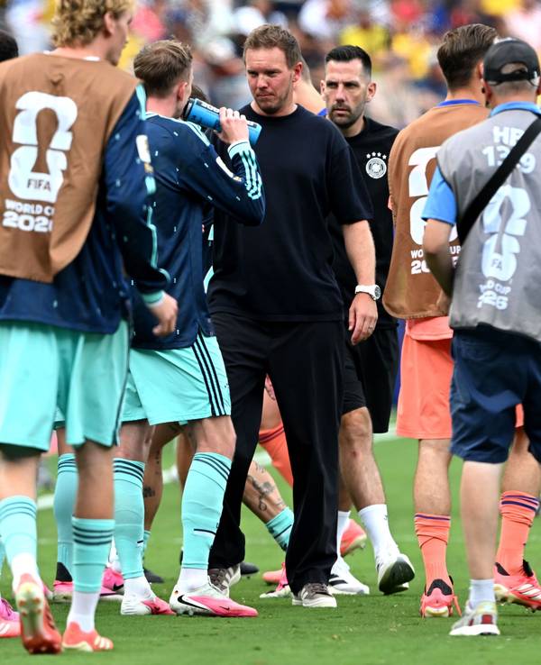 Julian Nagelsmann nach dem Deutschland-Spiel mit seinen Schützlingen.
