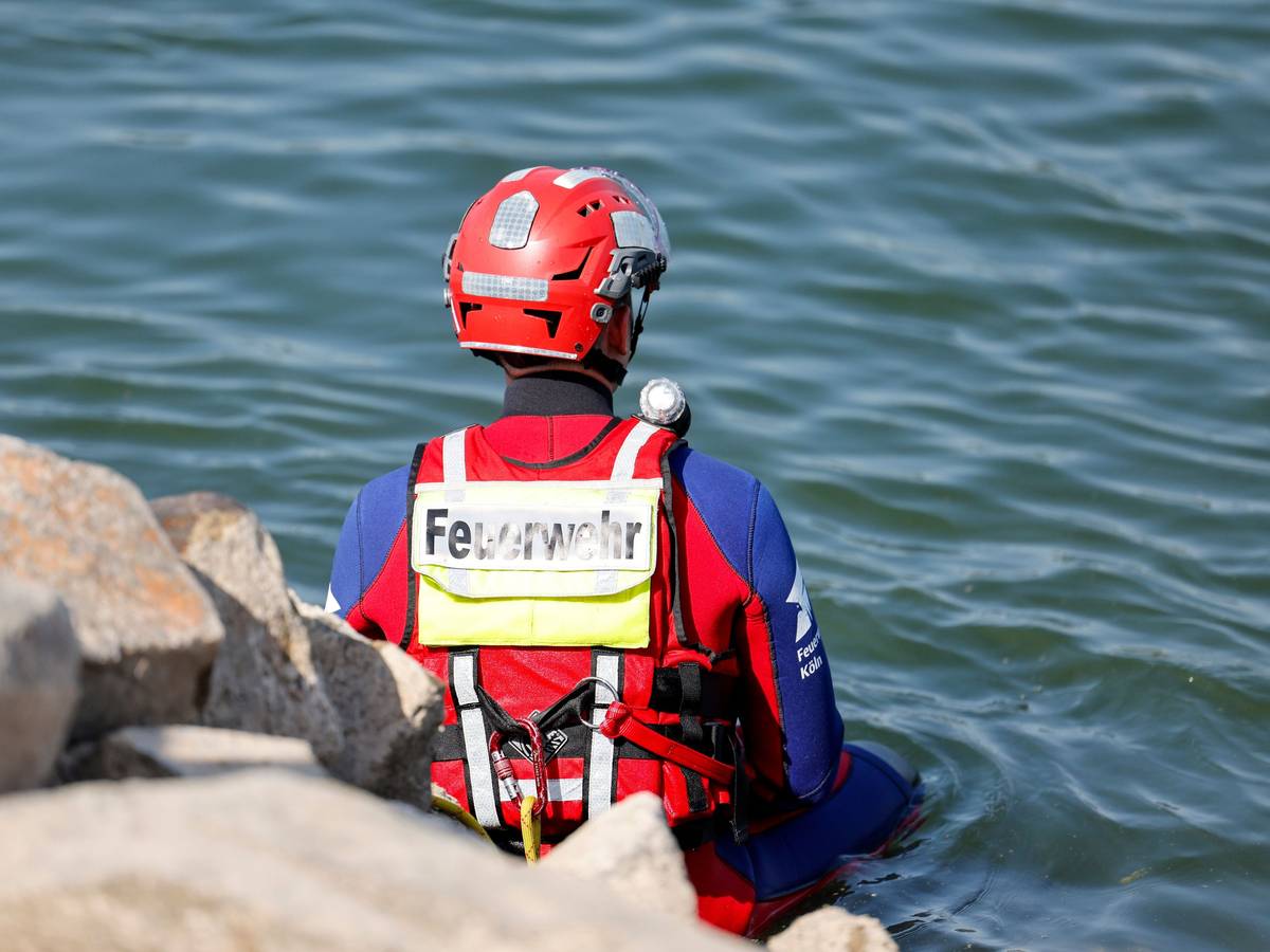 Einsatzkräfte der Berufsfeuerwehr Köln, der DLRG (Deutsche Lebens-Rettungs-Gesellschaft) und den Rettungstauchern (Wasserrettung) simulieren die Rettung einer Person aus dem Rhein.